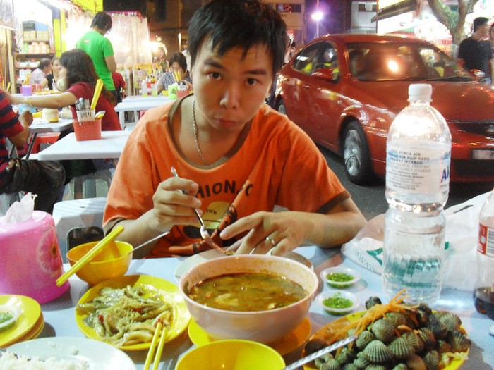 Trong dịp đi du lịch Thái Lan tôi đã được thưởng thức món Súp Tom Yum Kung. Đây là món ăn lạ, độc đáo. Súp Tom Yum Kung có nồng độ chua, cay và ngọt vị nước gà. Món ăn có hương thơm đặc trưng của súp với vẻ trong mịn của nước gà hầm. Nó là sự kết hợp của nước cốt gà, nước rau mùi và một số gia vị khác như: xả, giềng, lá chanh, gừng… tạo vị thơm ngon. Món ăn này tuy nước trong nhưng lại chứa hàm lượng dinh dưỡng cao, có lợi cho sức khỏe. Một bát súp được đầu bếp nhà hàng hầm từ 2 con gà tươi nguyên con trong 3h. Món ăn được nêm nếm gia vị đậm đà tinh chất Umami và nước cốt dừa thơm dịu tự nhiên. Đây là một trong những món ăn đắt khách nhất tại miền đất Thái này